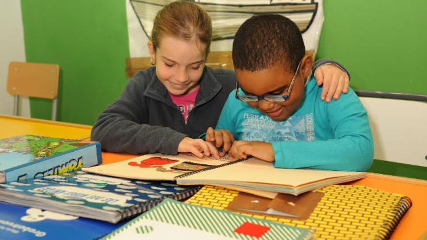 Dos niños practican la lectura en braille en un aula en la que conviven alumnos con discapacidad y los que no la tienen, en una imagen cedida por la ONCE para ilustrar el inicio de las clases en el curso 2019-2020.