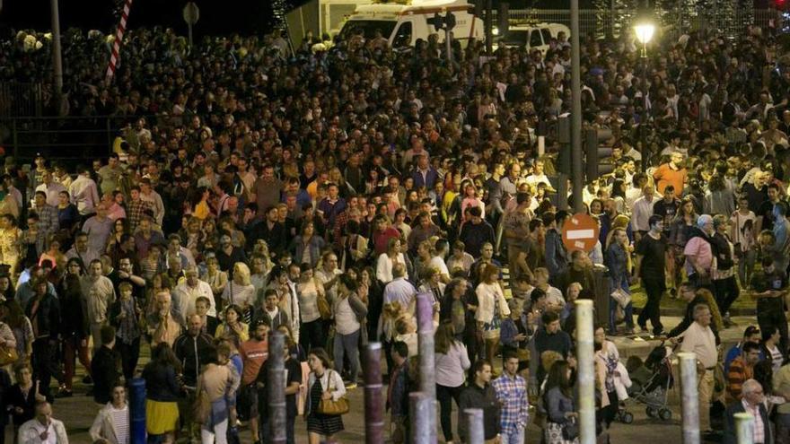 Asistentes la noche del pasado domingo al espectáculo pirotécnico en la ría de Avilés.