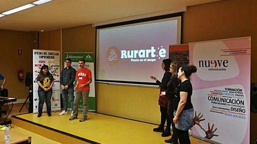 Los seis creadores de Rurart-e App presentan en Burgos su proyecto.