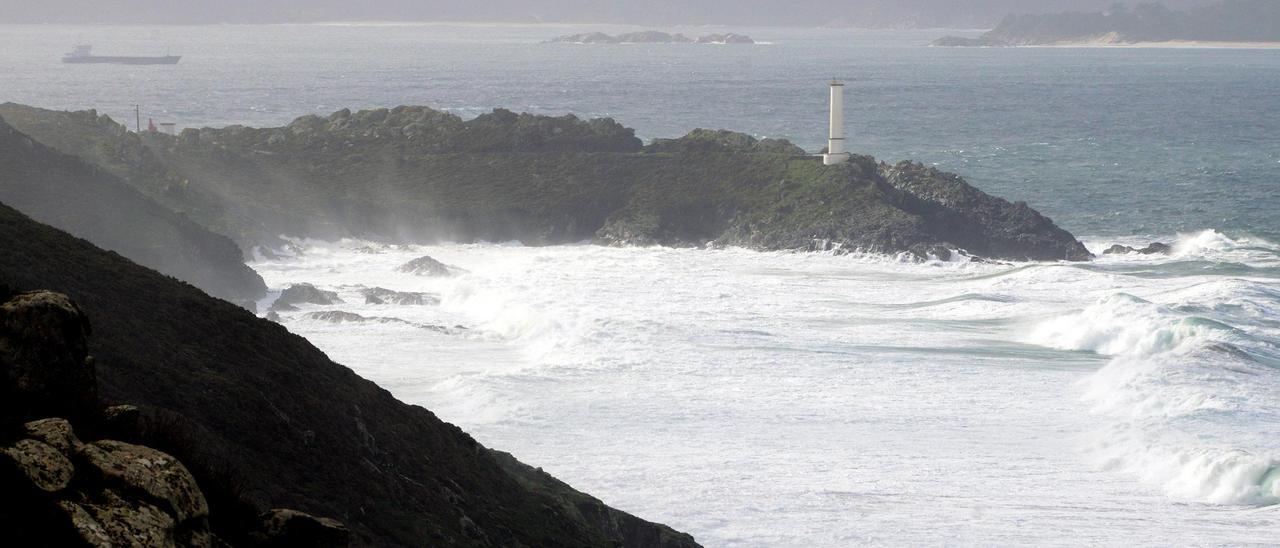 El fuerte oleaje ayer en la Costa da Vela.