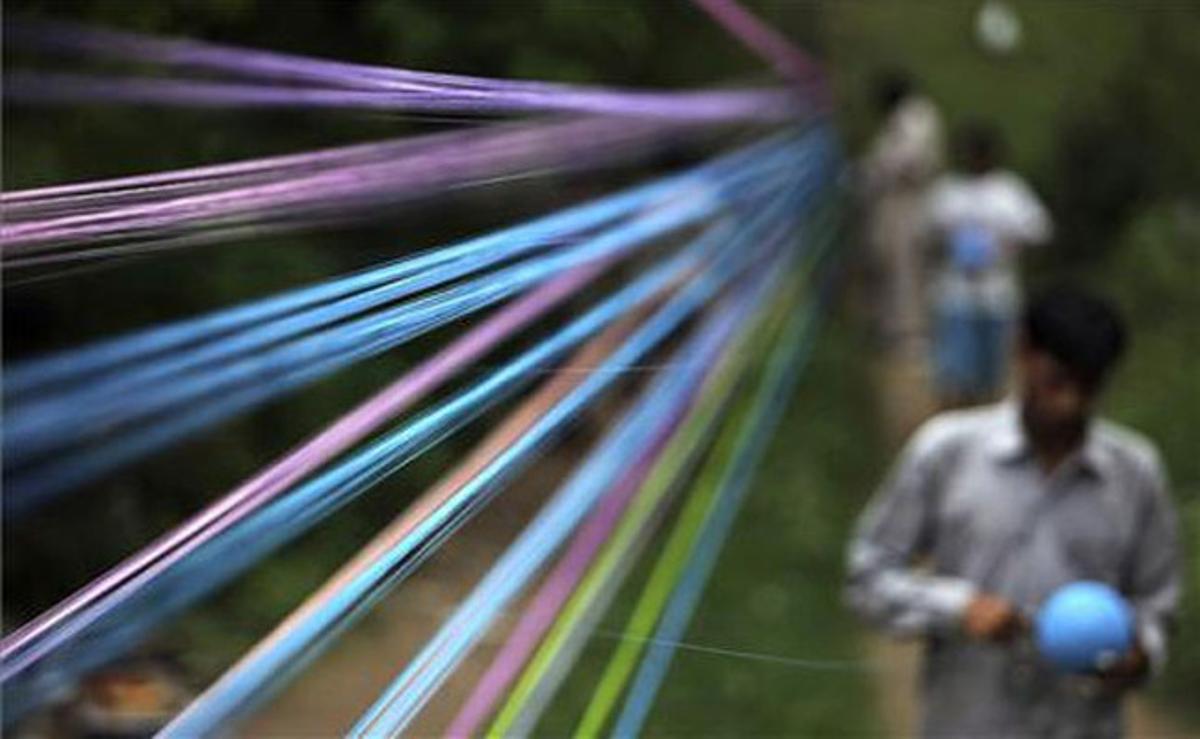 Un artesà prepara alguns dels estels que volaran a Jammu durant el Dia de la Independència de l’Índia.