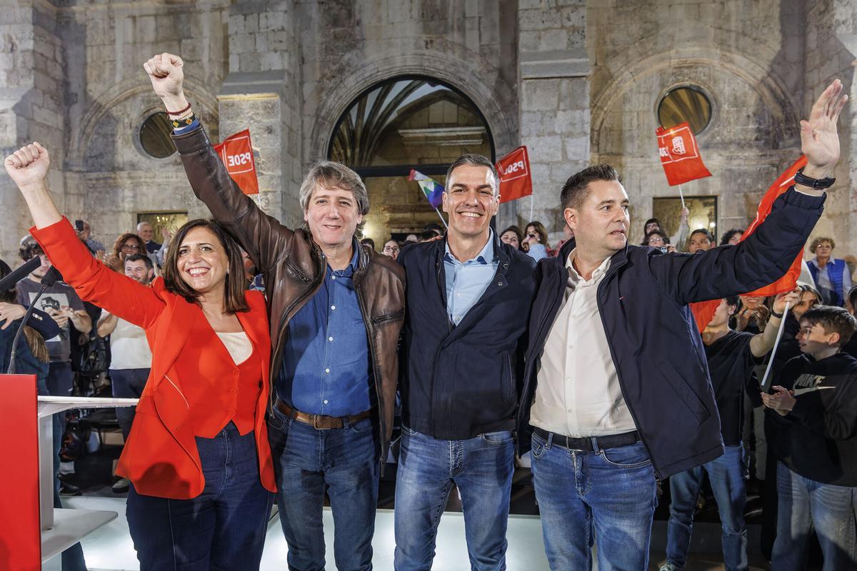 El secretario general del PSOE y presidente del Gobierno, Pedro Sánchez, participa junto al candidato del PSOE a la Presidencia de la Junta de Castilla y León, Carlos Martínez (2i), a la secretaria general de los socialistas burgaleses, Esther Peña y del cabeza de lista por Burgos a la Junta, Daniel de la Rosa (d) en un acto de inicio de campaña electoral en Burgos con el candidato socialista a la Presidencia de la Junta de Castilla y León, Carlos Martínez, este jueves en el Monasterio de San Juan. EFE/Santi Otero