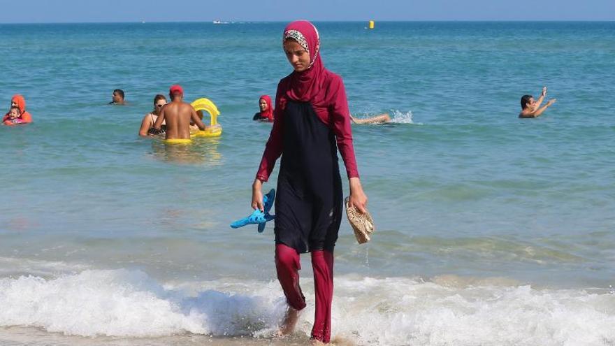 Una mujer vestida con un burkini.