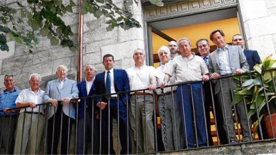 D&#039;esquerra a dreta: Escudero, Poch, Mascort, Roche, Boadas, Teixidor, Jordi Geli, Otamendi, Madeo, Vilaró, Rebled i Delfí Gelí ahir a la balconada del mateix local de La Rambla on hi havia el Cafè Norat el 1930.