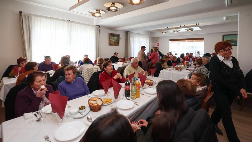 Todas las imágenes de la comida de mayores de Corona