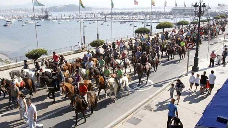 La marcha contra el decreto equino reunió a 300 caballos el pasado octubre en Baiona.  // José Lores