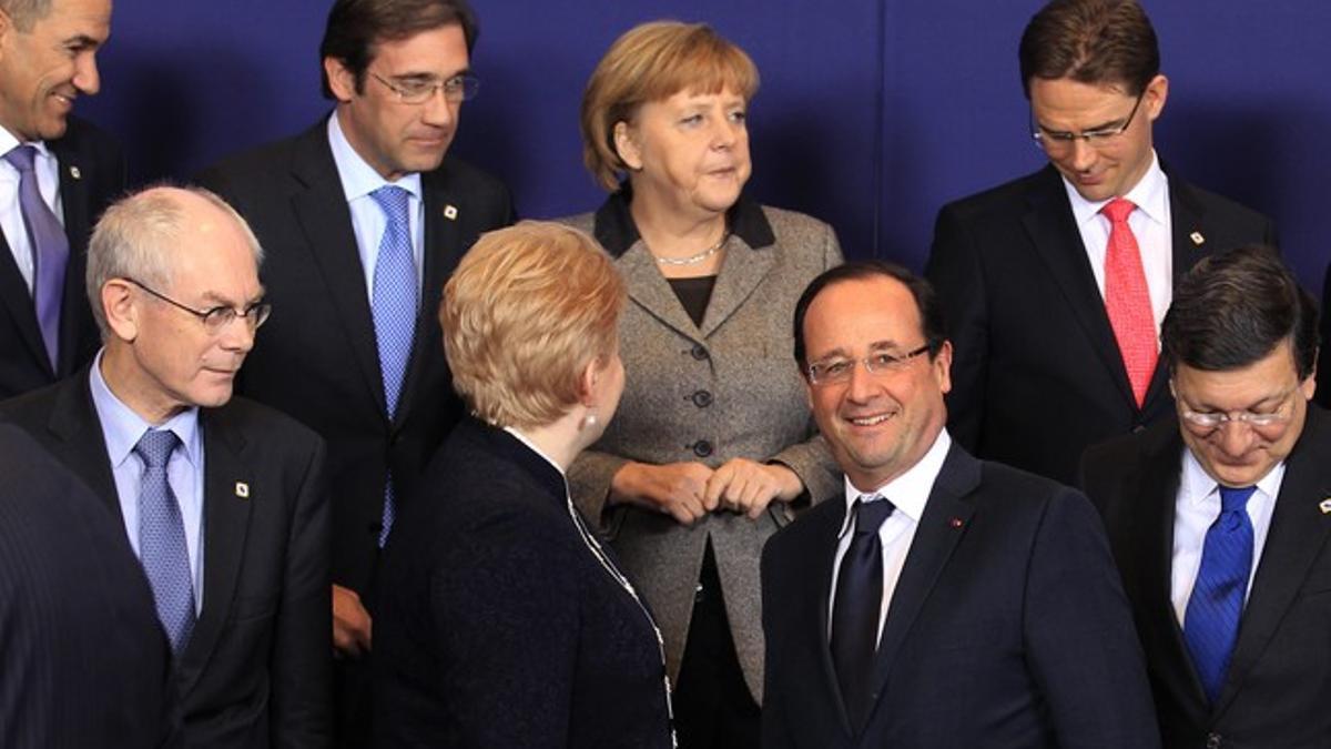 La cancillera Angela Merkel (centro), durante la foto de familia de los líderes de la UE, el jueves en Bruselas.