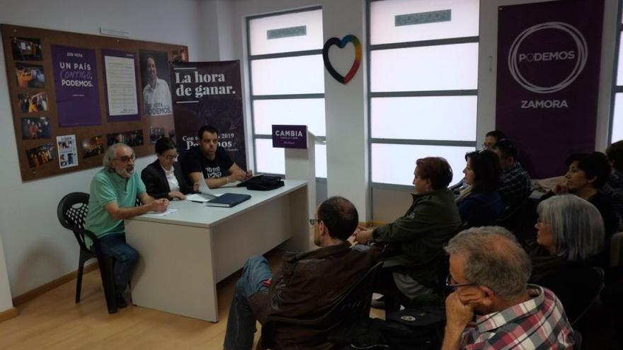 Una reunión de Podemos Zamora en su sede