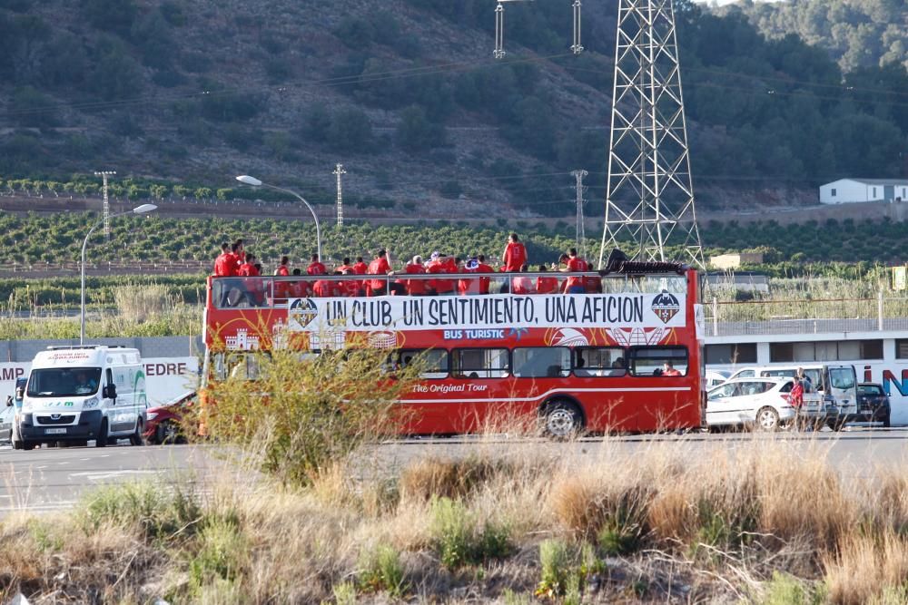 El Atlético Saguntino celebra el título de campeón por todo lo alto