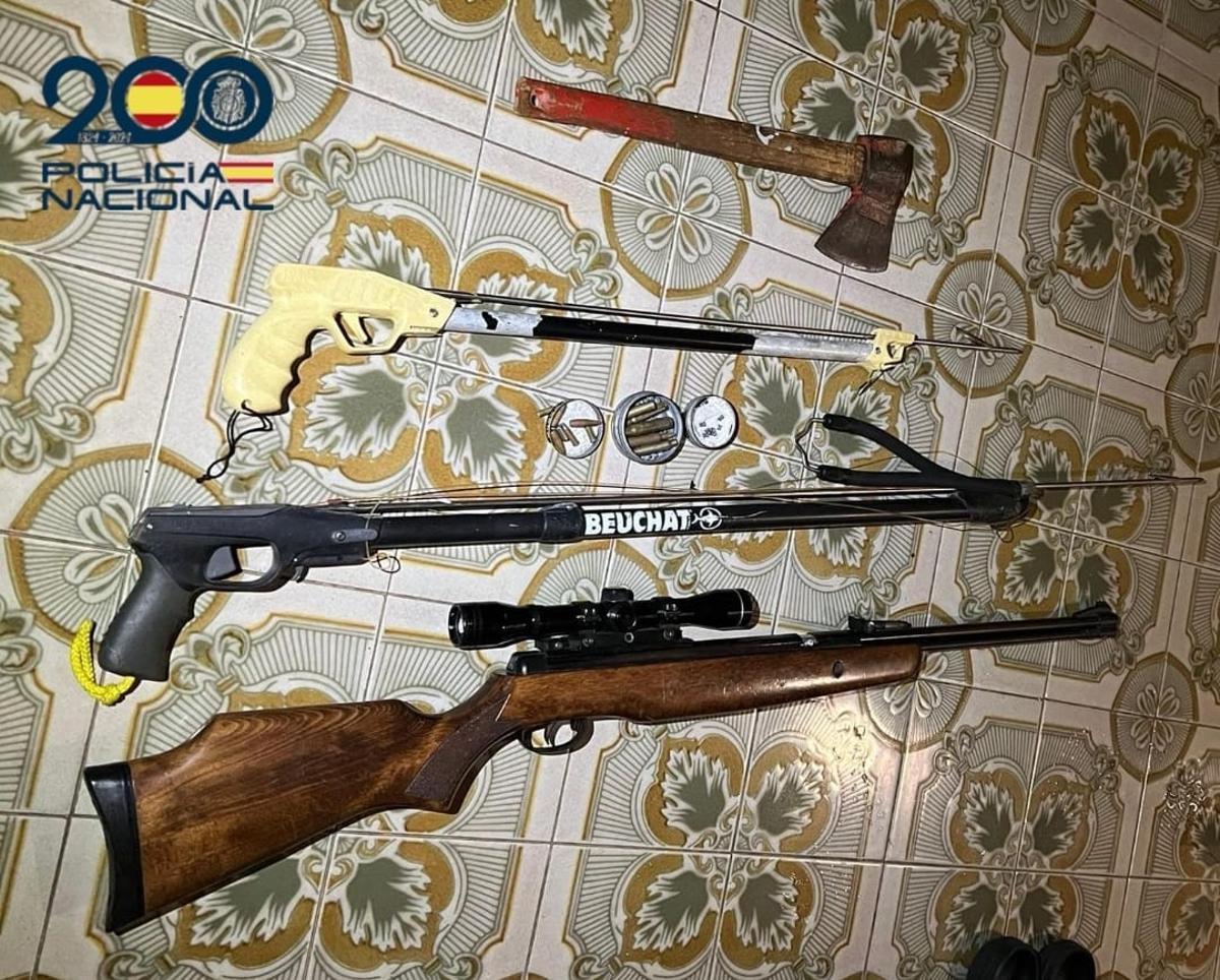 Armas intervenidas por la Policía en el domicilio.