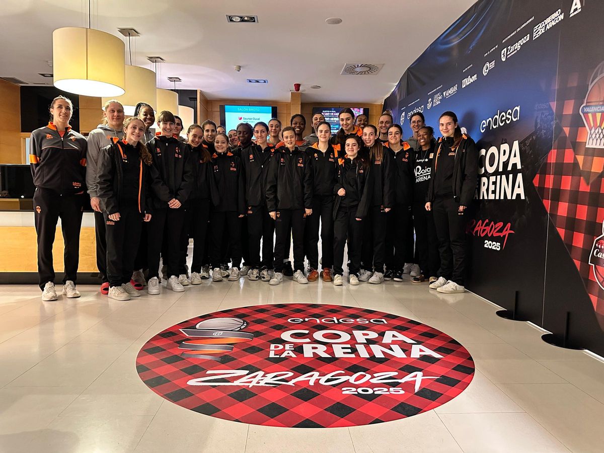 Encuentro entre el primer equipo femenino de Valencia Basket con el Infantil. Las niñas tuvieron la oportunidad de saludar a las jugadoras profesionales. Alba Torrens pasó un rato con ellas respondiendo a sus preguntas y dándoles consejos de cara a este emocionante torneo.