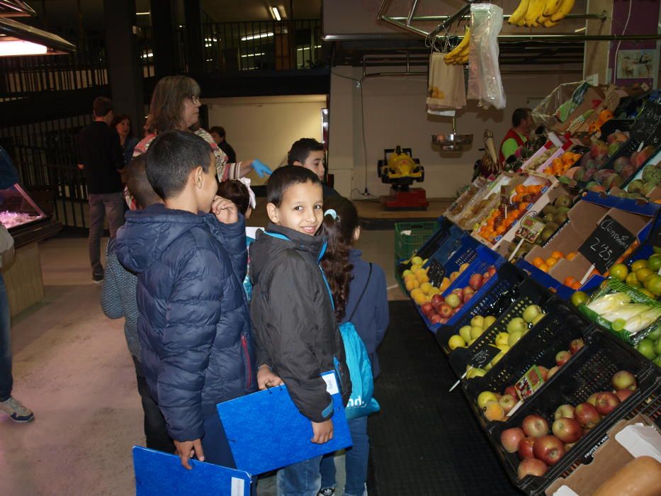 Els escolars de Manresa visiten el mercat de Puigmercadal