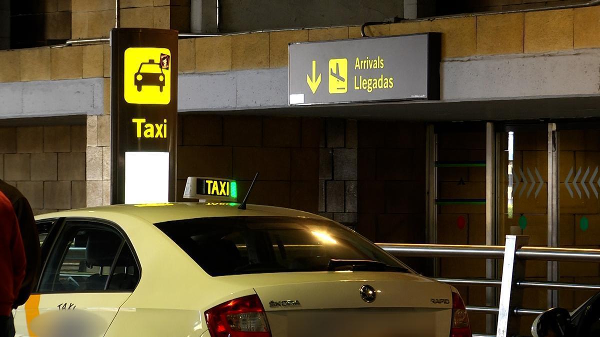 Parada de taxis en el aeropuerto de Sevilla en una imagen de archivo.