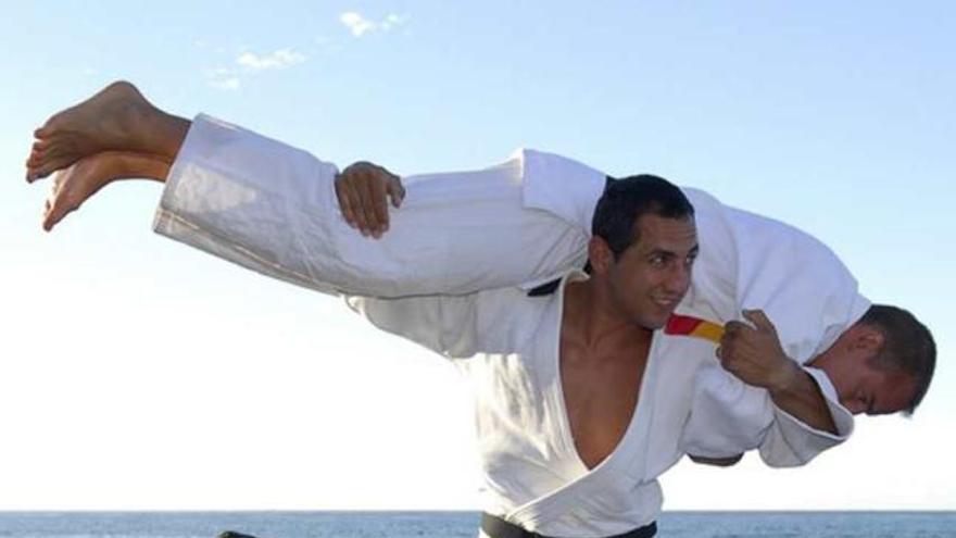 Juanma Prados haciendo judo en la playa.