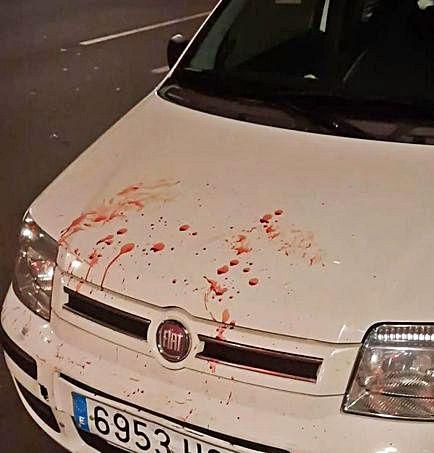 Restos de sangre sobre un coche.