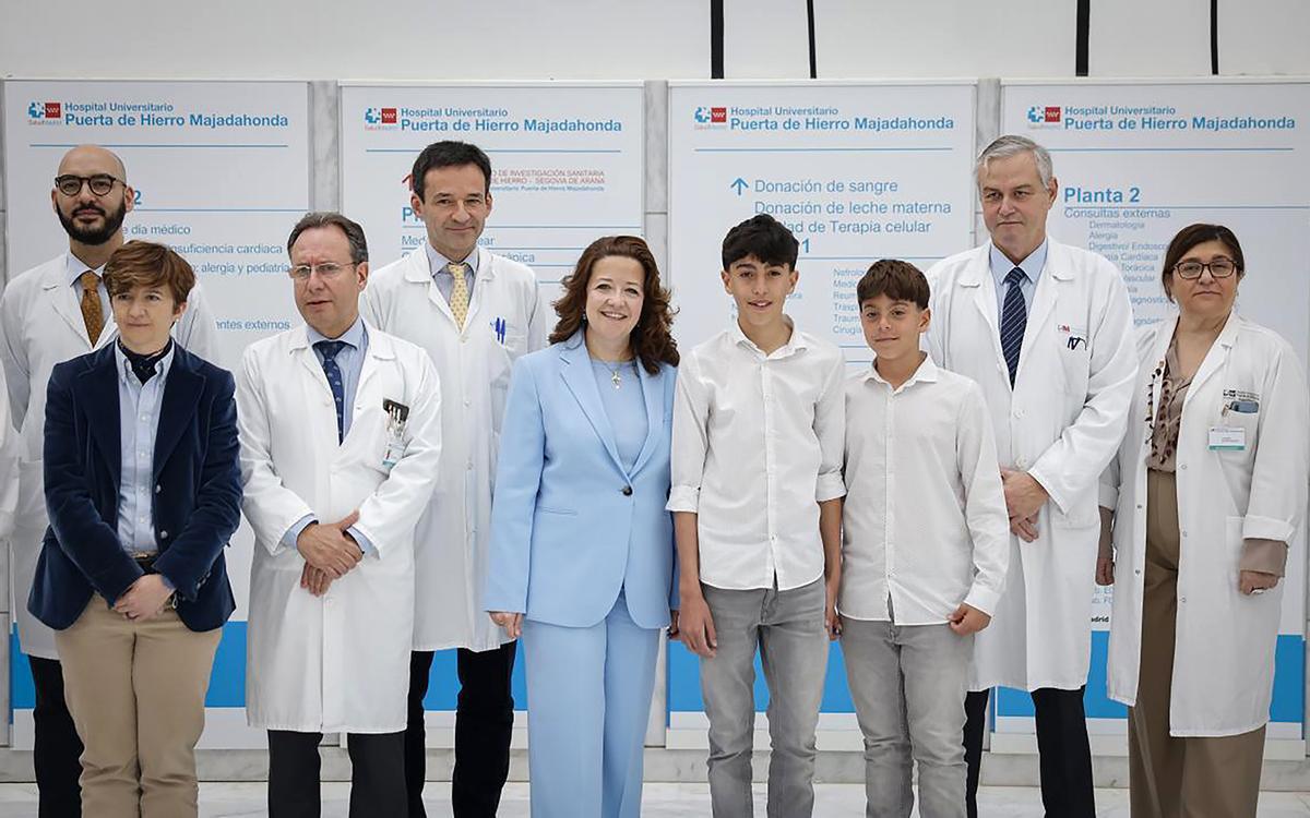 Jordi Alsina Llopis con la consejera de Salud de Madrid, Fátima Matute Teresa, y el equipo medico