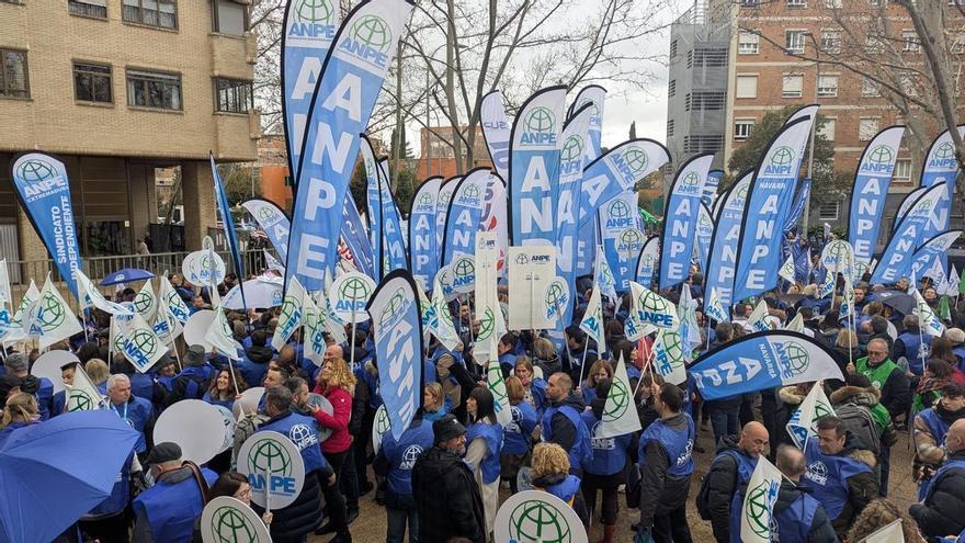 Los funcionarios vuelven a salir a la calle por Muface: &quot;Esta situación se prolonga ya demasiado en el tiempo&quot;