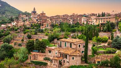 El pueblo más bonito al que viajar en julio está en las Islas Baleares