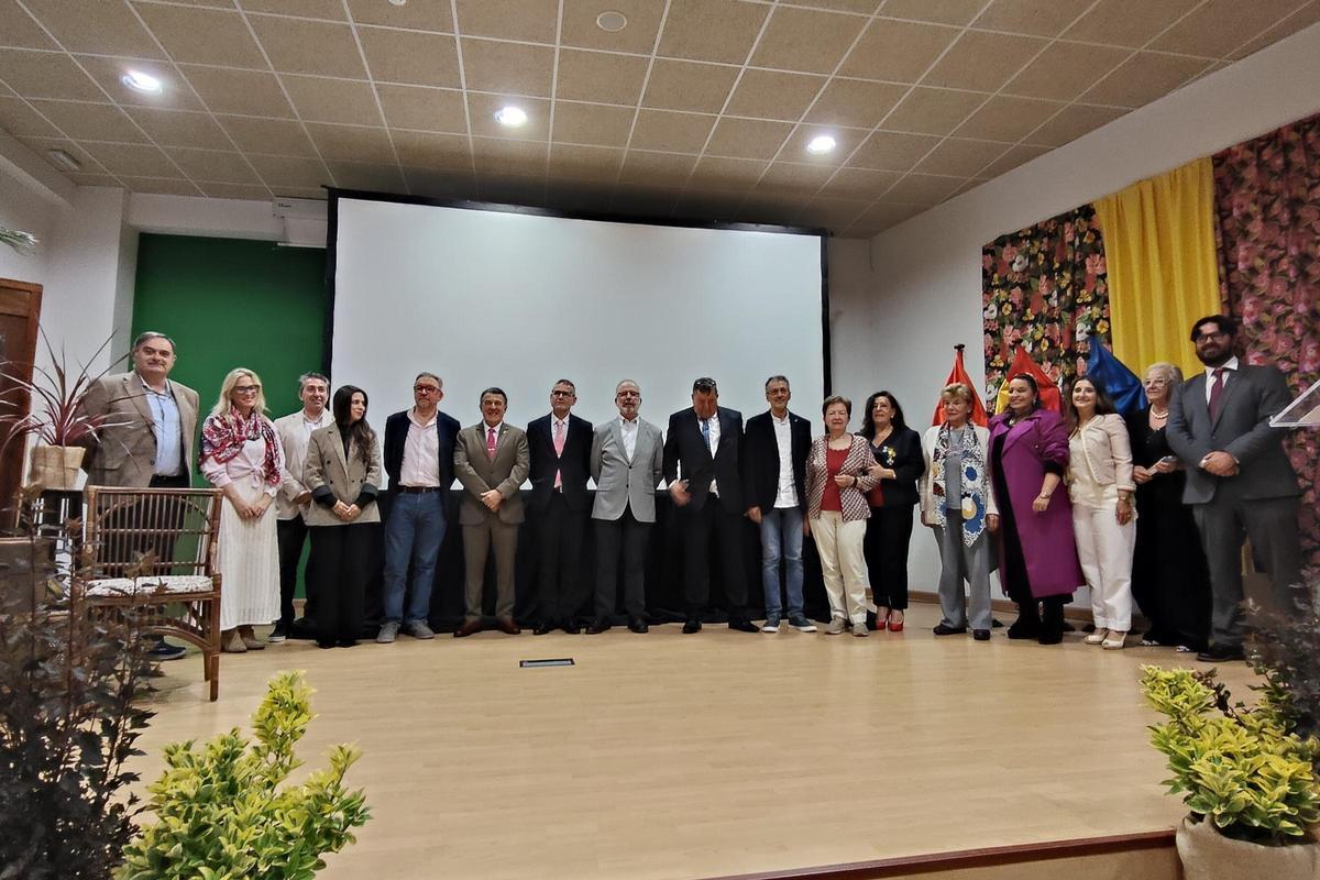 Fotografñía de familia con los galardonados y autoridades municipales.