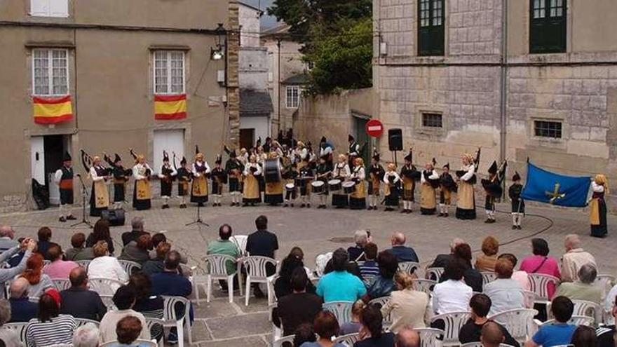 Una pasada edición del festival de gaitas &quot;Quirolo&quot; en la plaza de las Cuatro Torres.