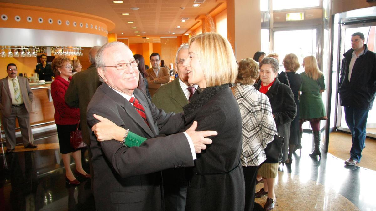 González Pañeda junto a Pilar Fernández Pardo en el homenaje del PP a los mayores en 2008