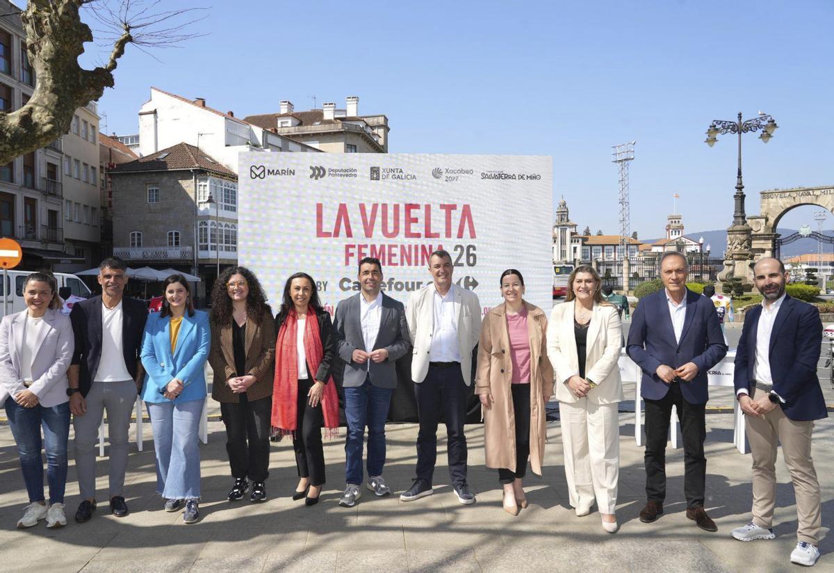 Fotografía de familia de la presentación de la primera etapa de La Vuelta Femenina.