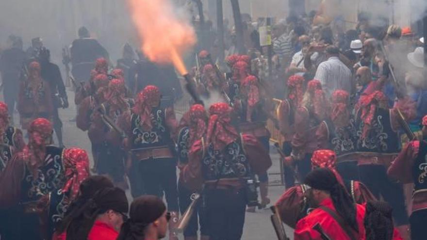 La pólvora es la protagonista del alardo eldense que se celebra en la mañana del sábado.