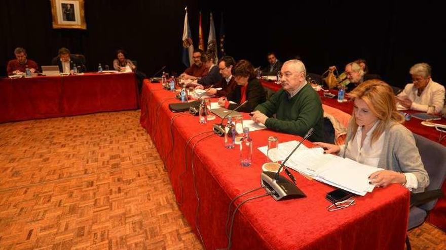 En primer plano, María Rey, durante el pleno de ayer. // G. Santos