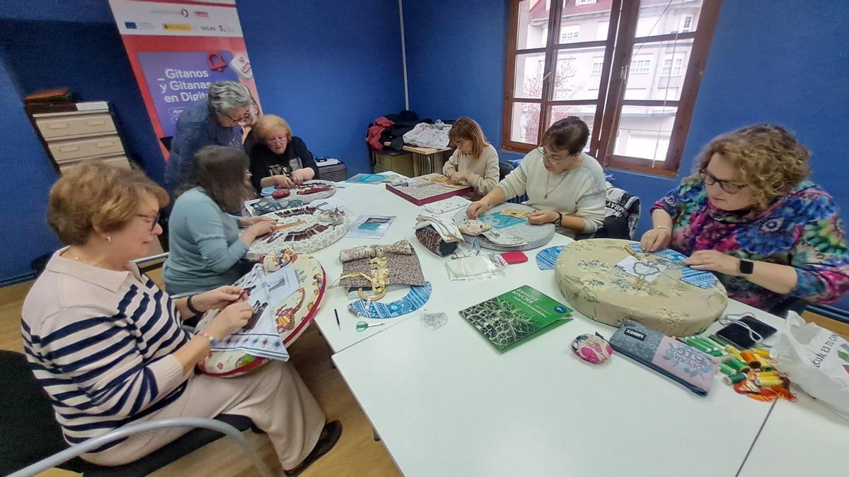 Por la izquierda, Cristina Yañez, Monserrat Gutiérrez, Josefina Fernández, Laude Díaz, Leo Losa, Milagros Fernández y Ana Isabel Pinto, en el local de la asociación.