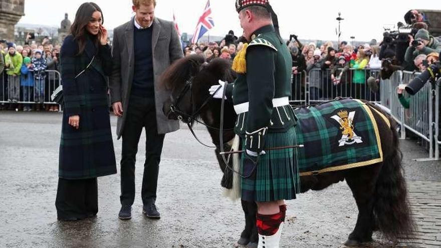 Meghan Markle y el príncipe Enrique, ayer, en Edimburgo.