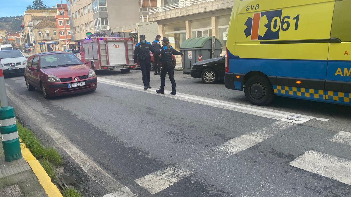 La ambulancia con los equipos de emergencias en el paso de peatones.