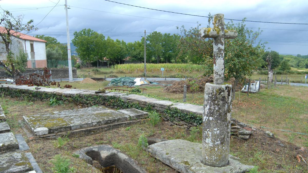 Tumbas antropomorfas xunto á iglesia de Barcia.