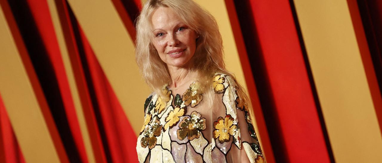 La actriz Pamela Anderson asiste a la fiesta de los Oscar de Vanity Fair en California, el 10 de marzo de 2024