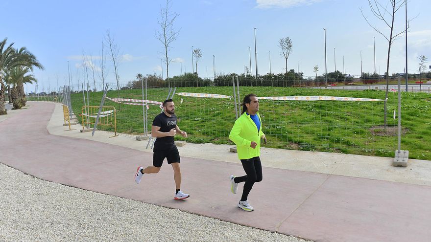 Lomas convertidas en jardines en Elche junto a la Ronda Sur