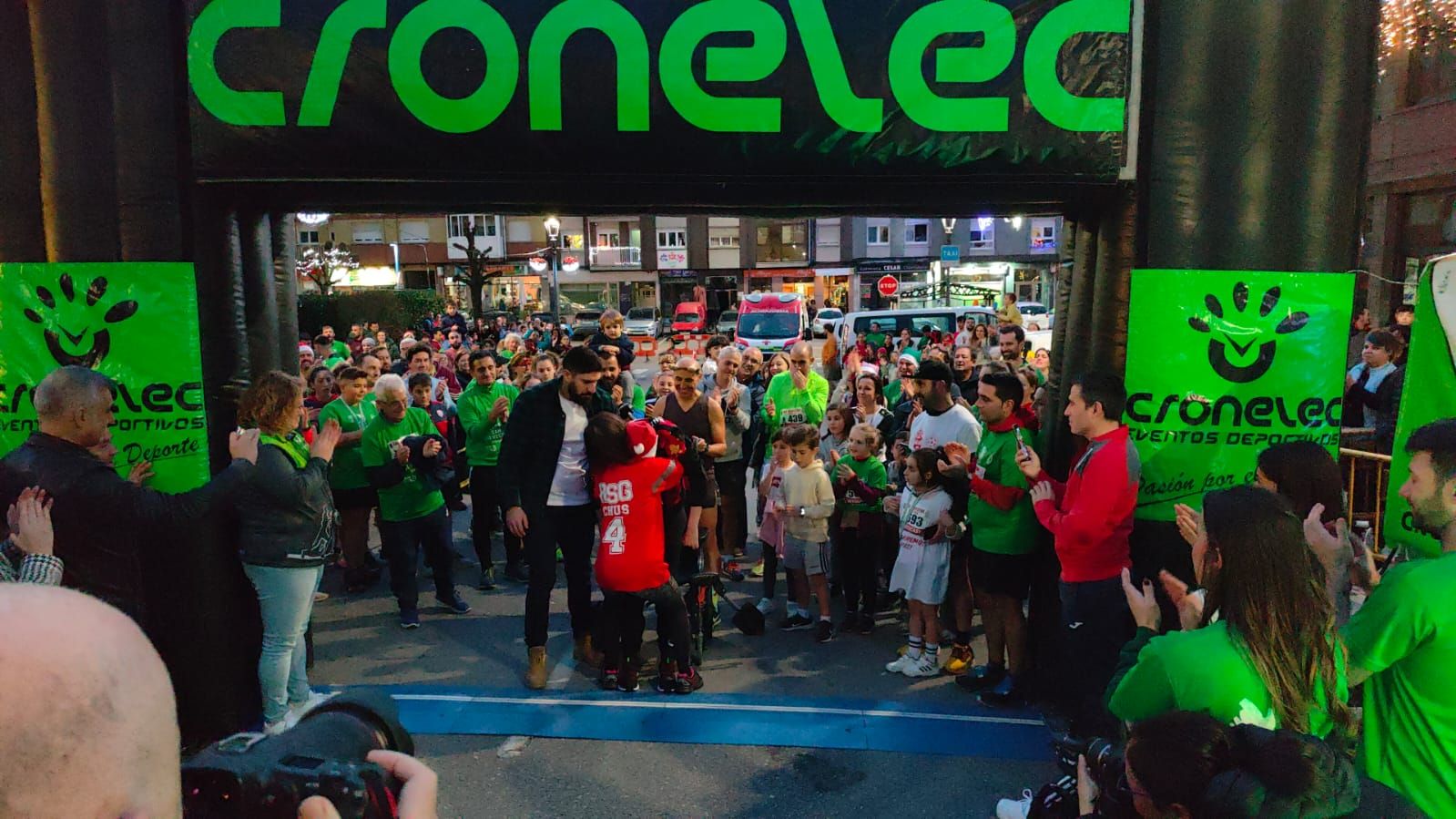 Emoción y solidaridad en la San Silvestre de Llanera, cuya recaudación se destinará a la asociación ELA Principado