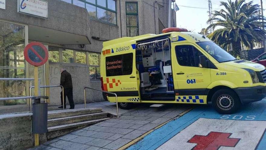 Una ambulancia estacionada ante un Punto de Atención Continuada gallego.