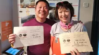 Unha peregrina de Singapur recibe o Certificado Dual 5.000 por percorrer o Camiño de Santiago e o Kumano Kodo