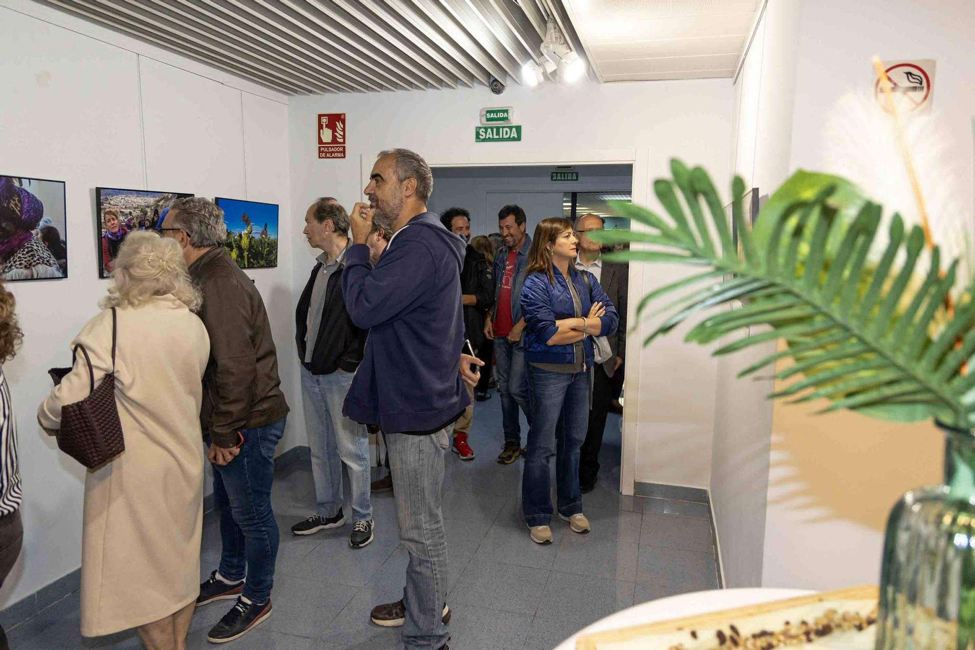 lleno total en la inauguración de INFotoperiodistas 2024,. un año de fotografía de prensa en Alicante