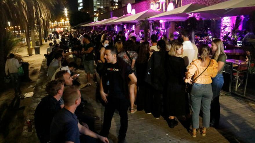 Diverses persones es concenctren davant la discoteca Opium, al front marítim de Barcelona