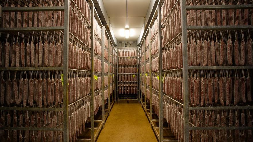 Lotes de fuet en una fábrica de embutidos, en una imagen de archivo.