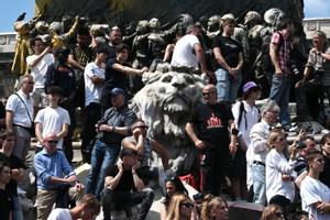 Cientos de personas se dan cita en la catedral de Milán para despedir a Berlusconi