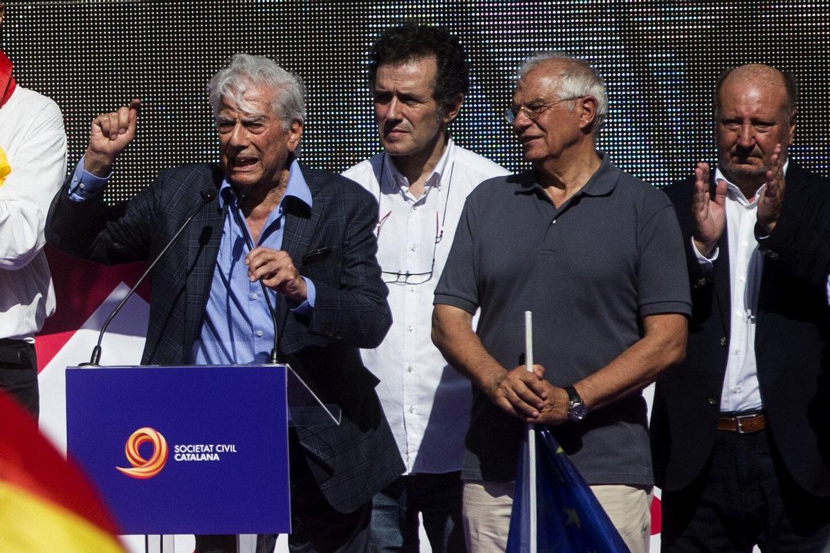 El premio Nobel Mario Vargas Llosa interviene al final de la manifestación convocada por Societat Civil Catalana hoy en Barcelona en defensa de la unidad de España bajo el lema "Basta! Recuperemos la sensatez" acompañado del socialista Josep Borell y el presidente de SCC Mariano Gomá.