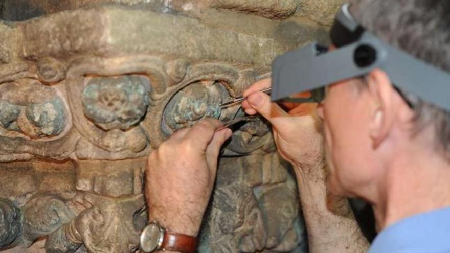 Un técnico analiza la policromía del Pórtico de la Gloria, de la catedral de Santiago. / f.barrié