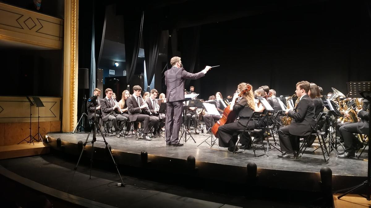 Diego Cebrián dirige a los músicos de la banda en la interpretación de una de las obras del repertorio