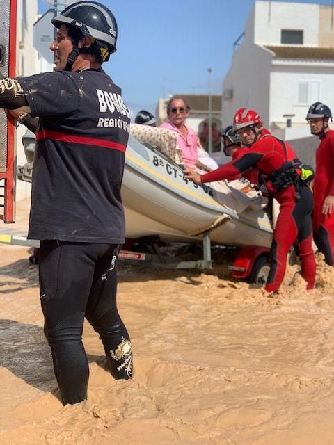 Efectivos de bomberos y de la Unidad Militar de Emergencias rescatan a vecinos en Los Alcázares