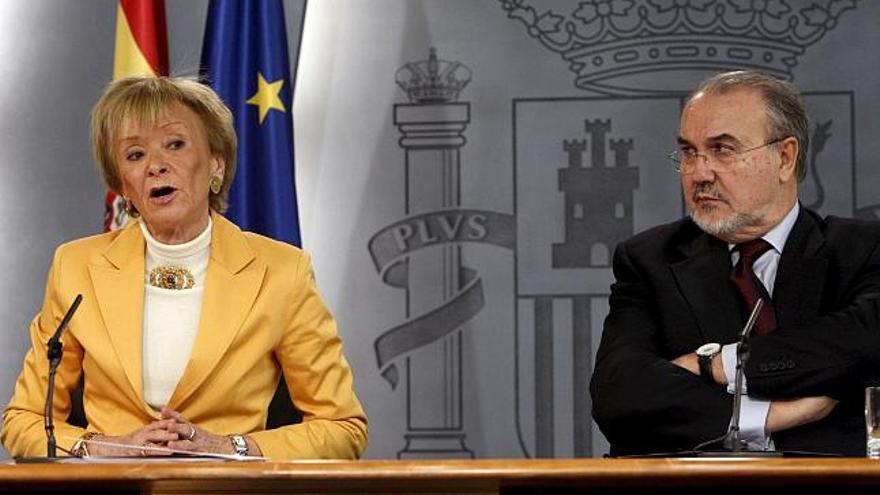 Los vicepresidentes del Gobierno, María Teresa Fernández de la Vega y Pedro Solbes, durante la rueda de prensa que ofrecieron hoy tras la reunión del Consejo de Ministros.