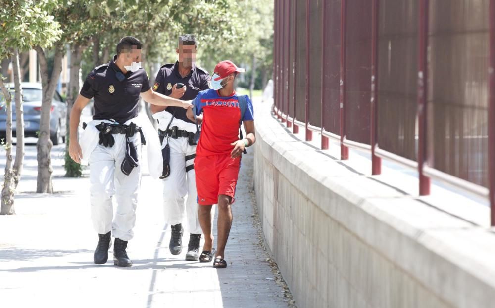 Cuatro positivos y nuevo intento de fuga entre los inmigrantes confinados en Alicante.
