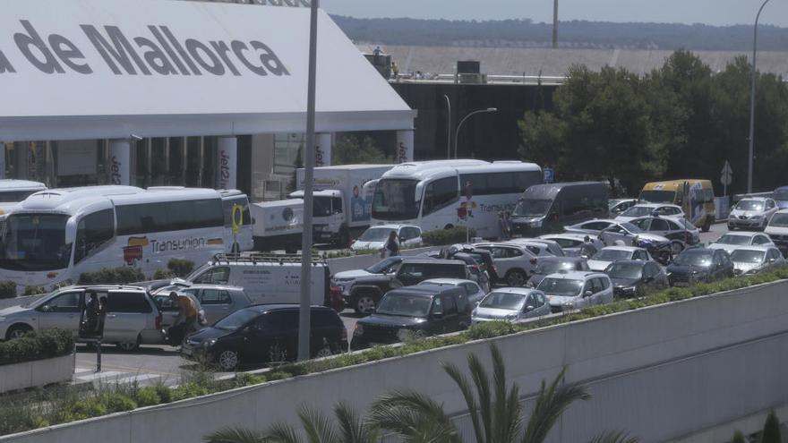 Piden 4 años por estafar en el parking del aeropuerto al cambiar la matrícula del coche