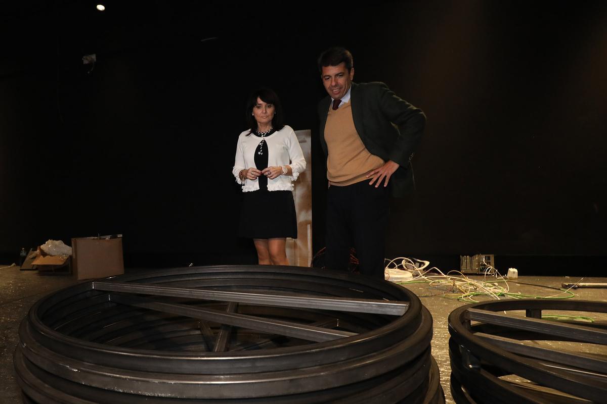 Julia Parra y Carlos Mazón visitan el montaje del MARQ para recibir la exposición de China.