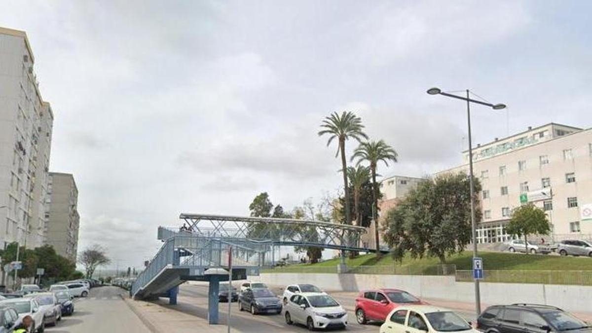 Imagen de la pasarela que une Las Torres con el Hospital de Jerez.